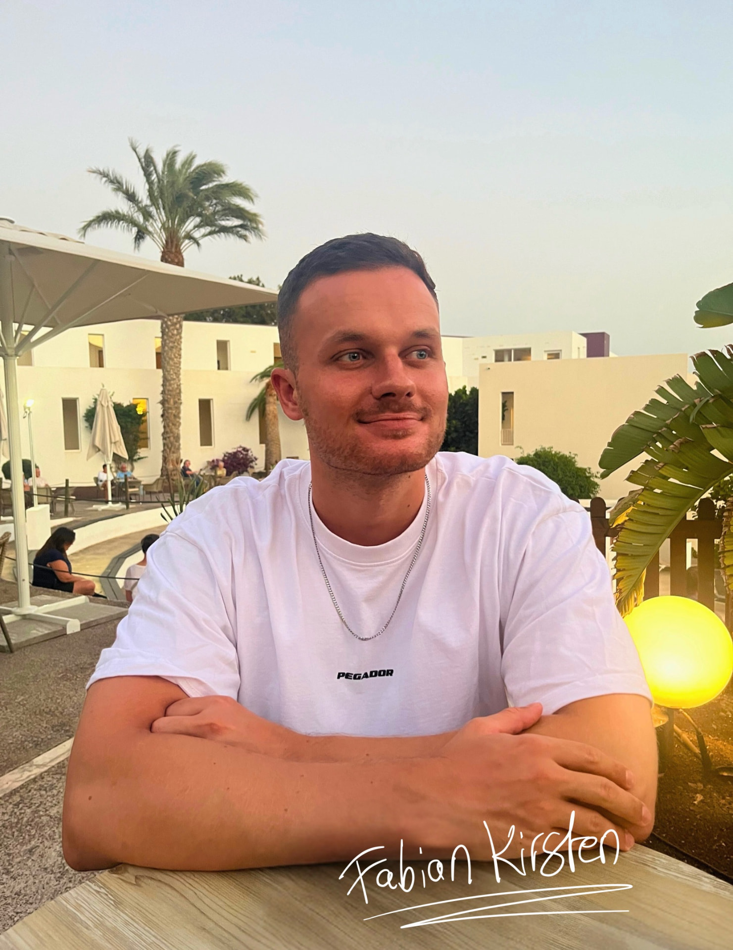 Fabian Kirsten sitzt draußen an einem Tisch